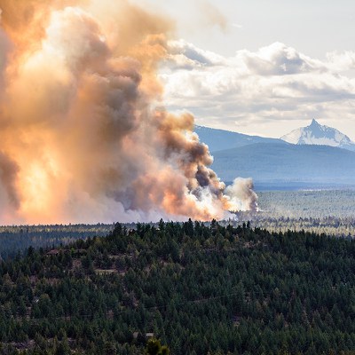 The Two Bulls Fire burns west of Bend. Photo: Malcolm Lowery.